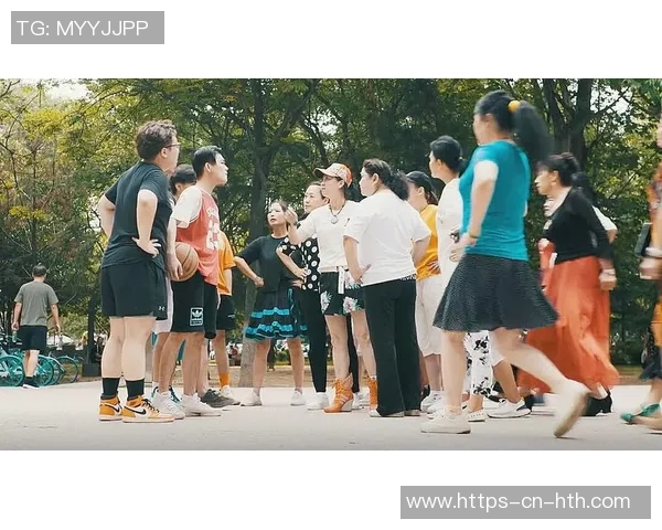 广场舞与篮球场的激情碰撞抢夺青春活力的舞动时刻